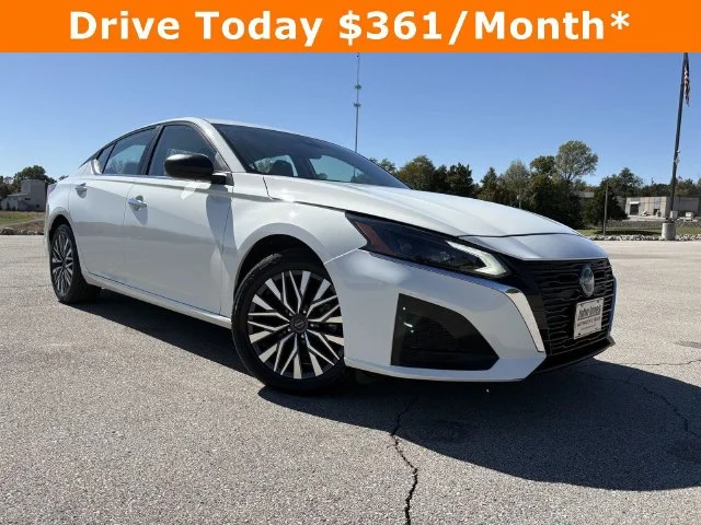 Used 2025 White Nissan 2.5 SV image 2