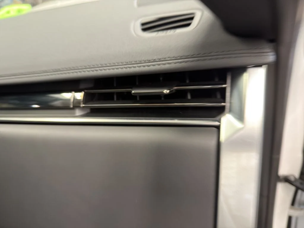 Used 2023 White Land Rover SE image 26