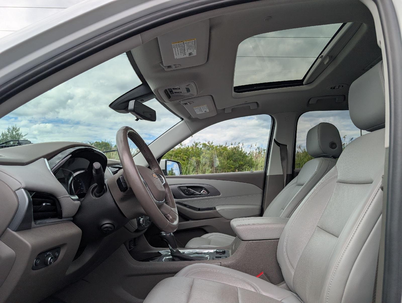 Used 2020 Iridescent Pearl Tricoat Chevrolet Premier image 9