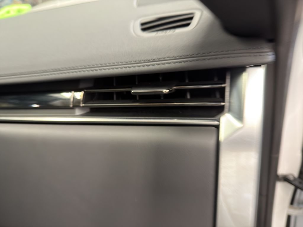 Used 2023 White Land Rover SE image 26