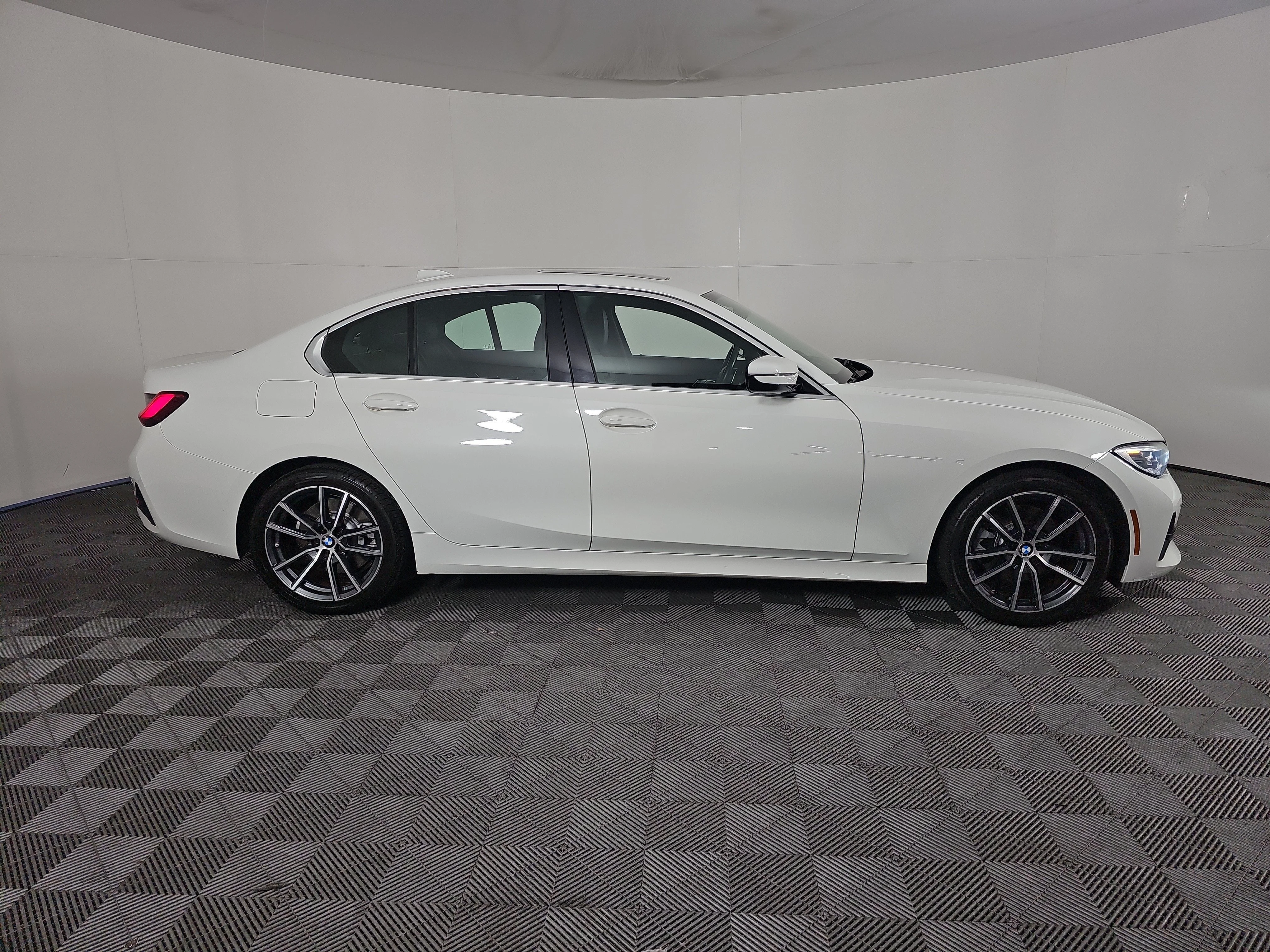 Used 2021 Alpine White BMW  image 3