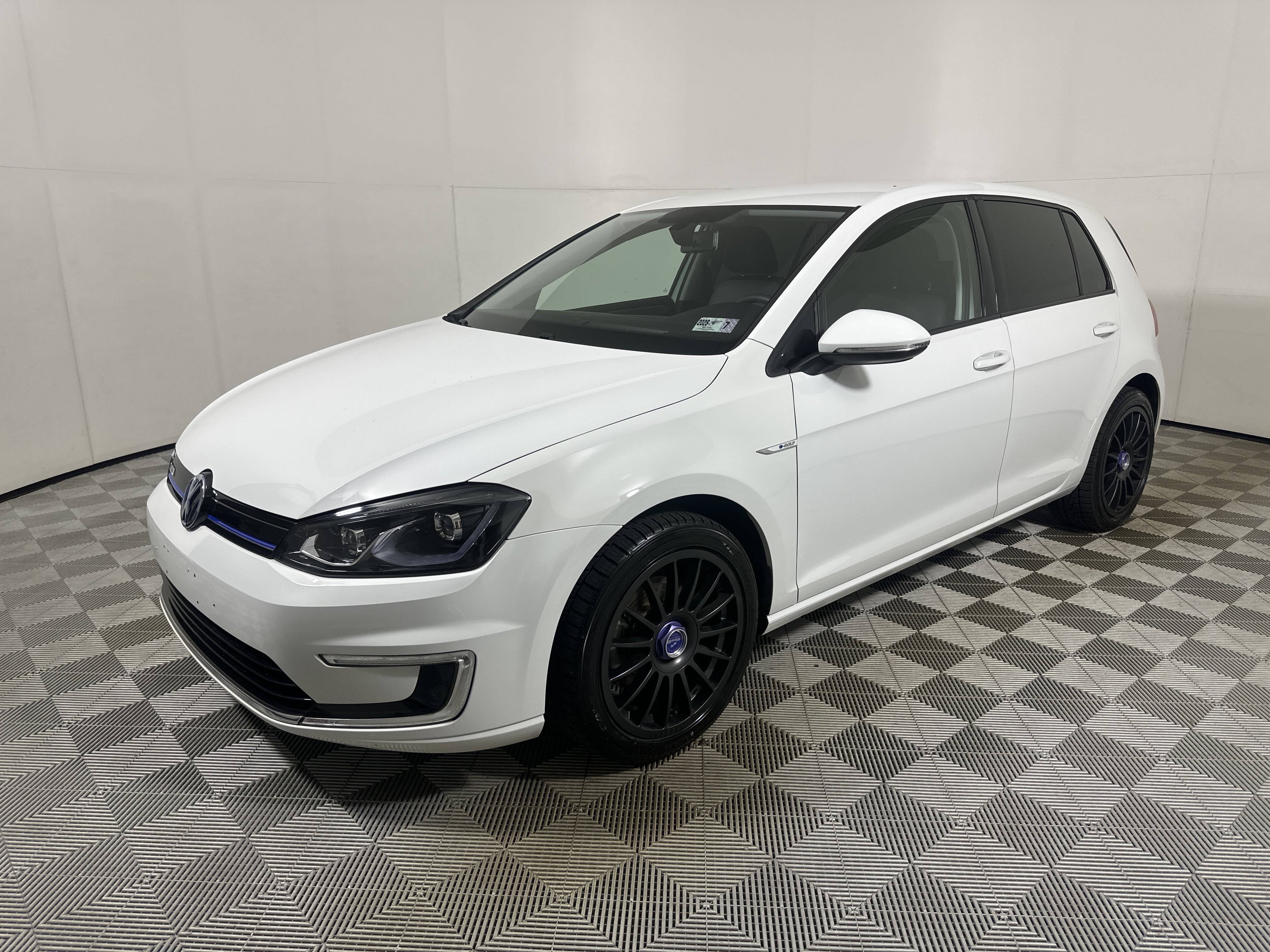 Used 2016 White Volkswagen SE image 3