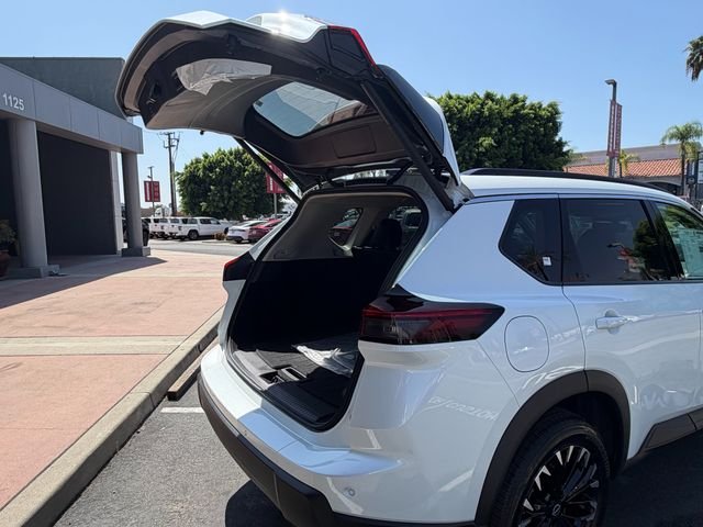 New 2026 Everest White Pearl TriCoat Nissan Dark Armor™ image 8