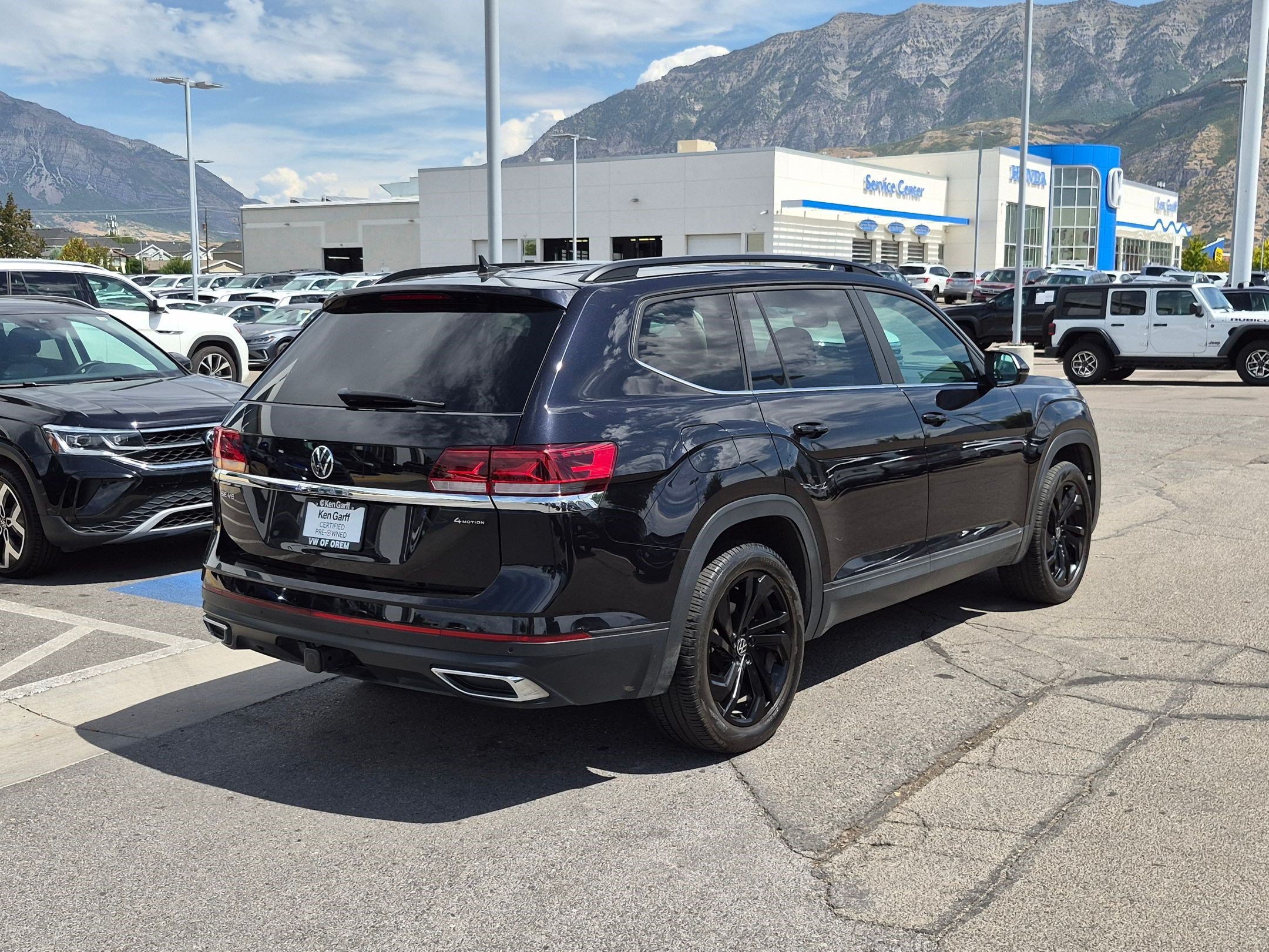 Used 2023 Deep Black Volkswagen 3.6L V6 SE w/Technology image 3