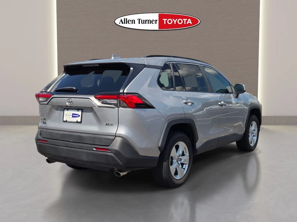 Used 2021 Silver Toyota XLE image 6
