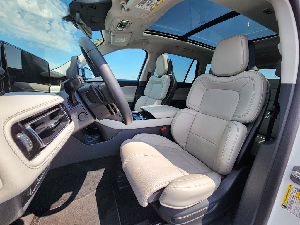 Used 2026 Pristine White Metallic Tri-Coat Lincoln Reserve image 12