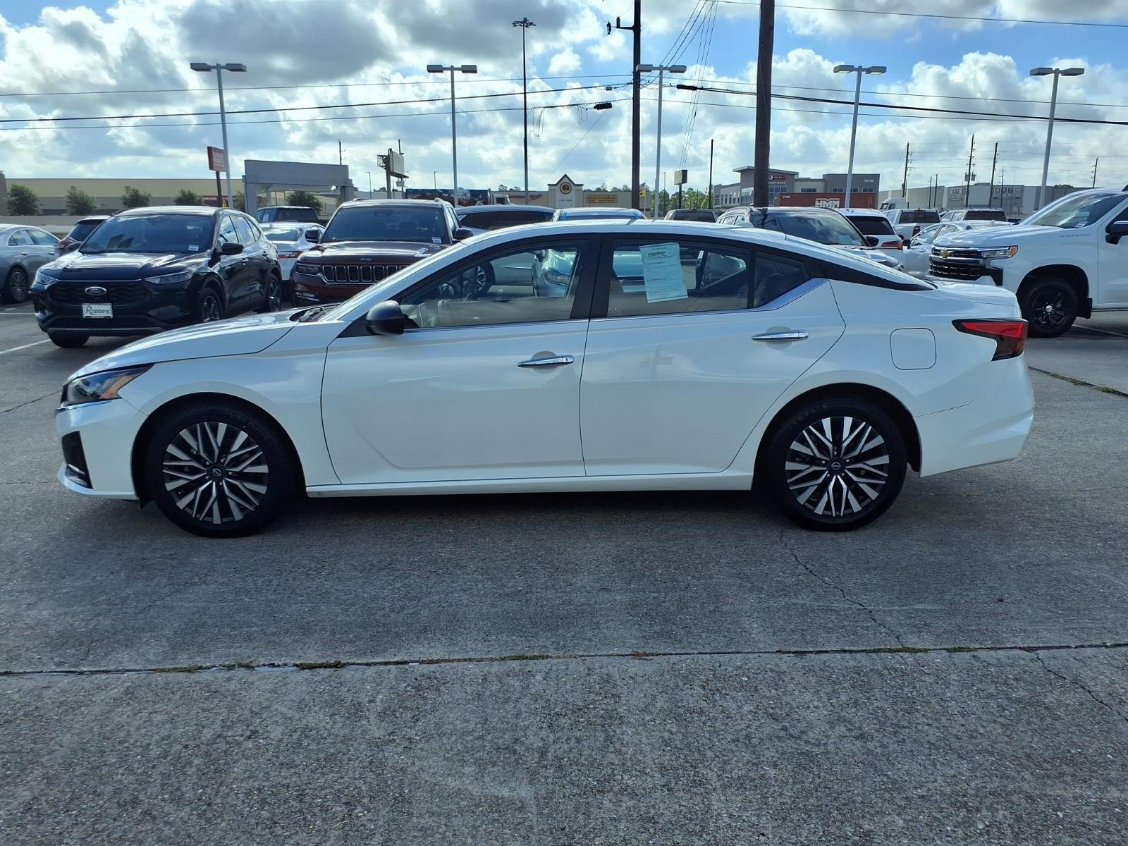2024 Nissan Altima 2.5 SV White at Robbins Nissan