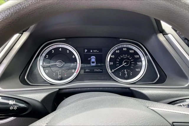 Used 2022 Black Hyundai SE image 12