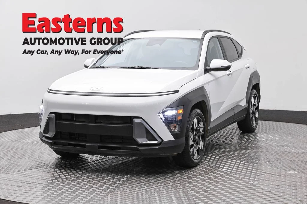 Used 2025 White Hyundai SEL image 1