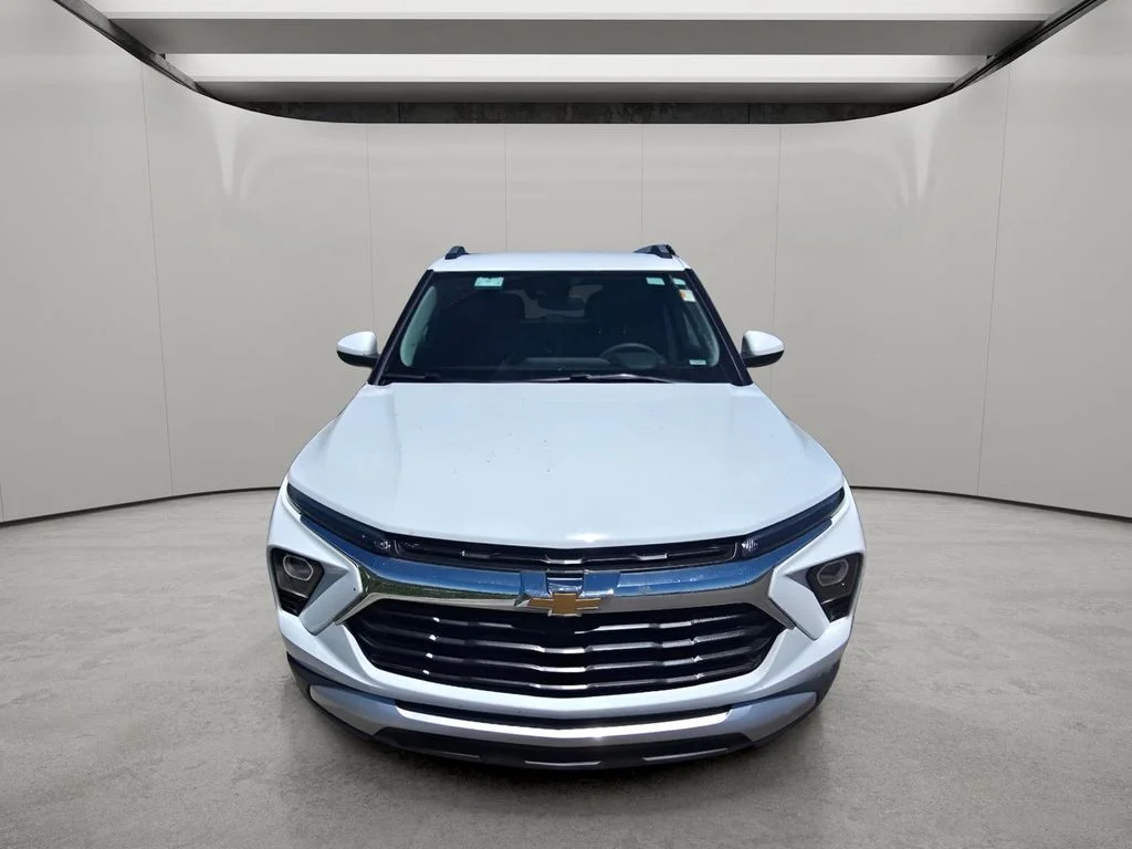 Used 2025 Summit White Chevrolet LT image 8