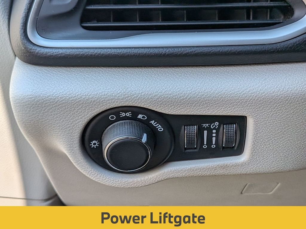 Used 2017 White Chrysler Touring image 19