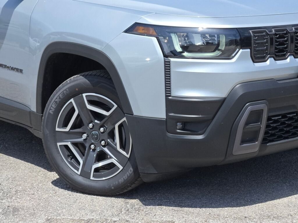 New 2026 Silver Zynith Clearcoat Jeep Limited image 3