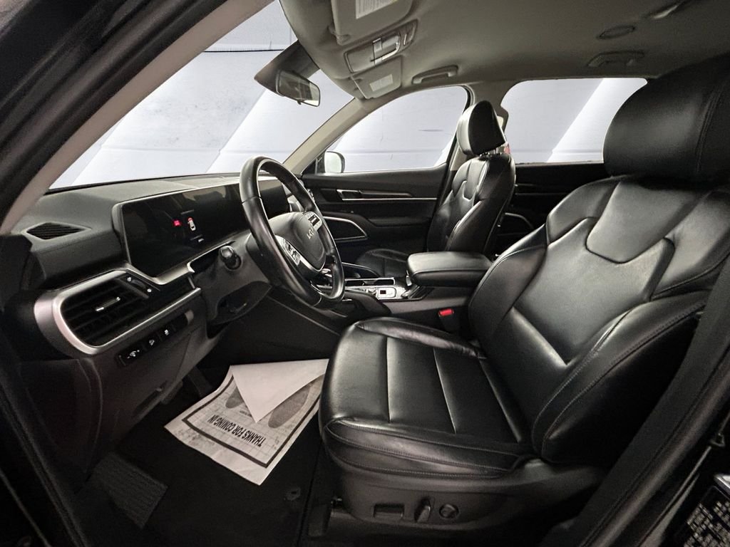 Used 2023 Black Kia S image 7