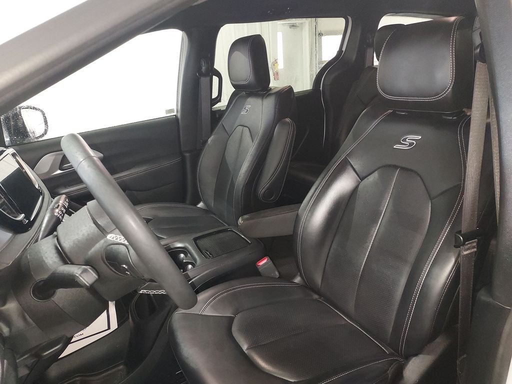 Used 2024 White Chrysler Select image 17