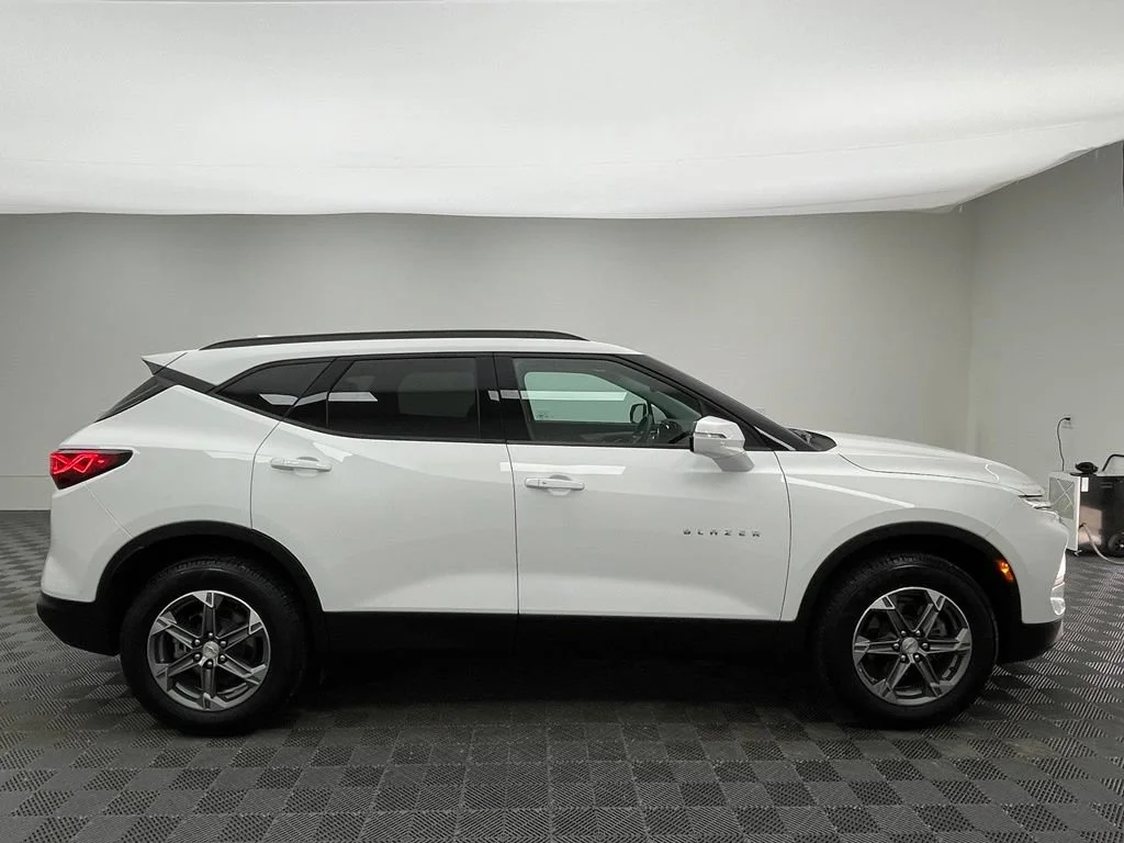 Used 2024 Summit White Chevrolet 3LT image 7