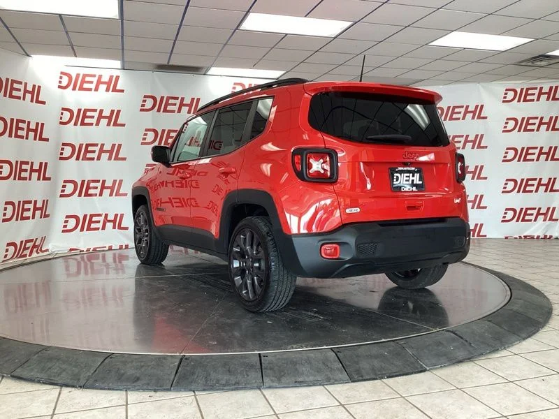 Used 2023 Red Jeep Latitude image 5