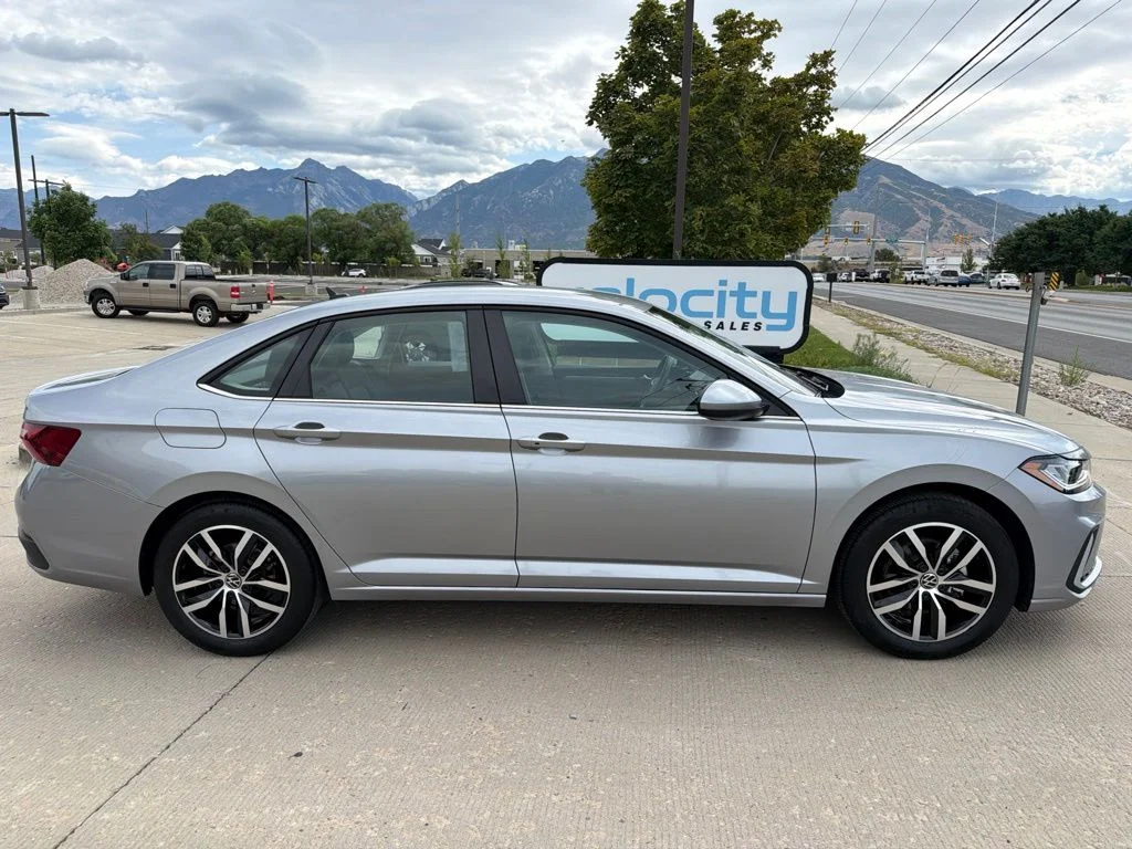 Used 2025 Silver Volkswagen 1.5T SE image 2