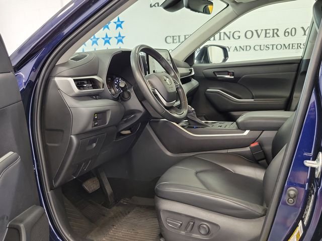 Certified Used 2022  Toyota XLE image 8