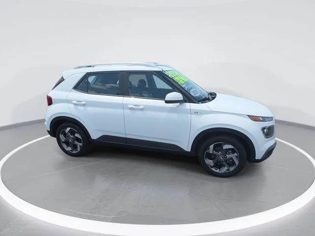 Used 2025 White Hyundai SEL image 9