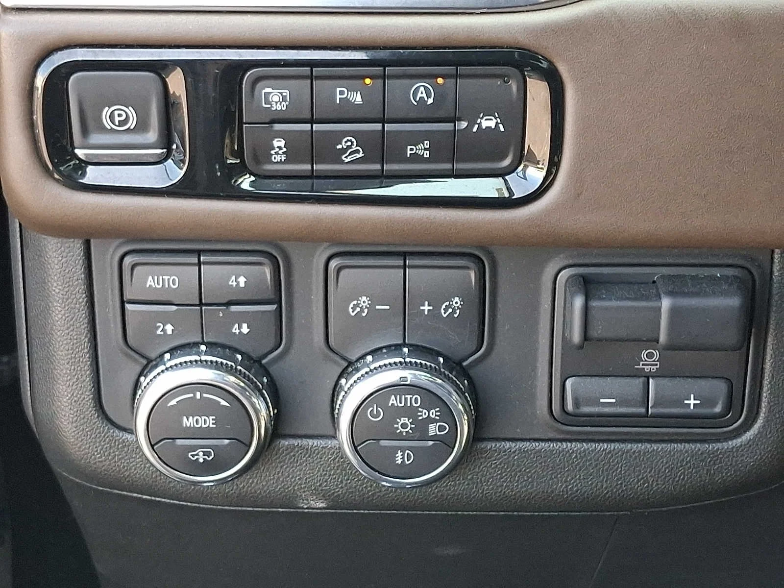 Used 2025 Onyx Black GMC Denali Ultimate image 25