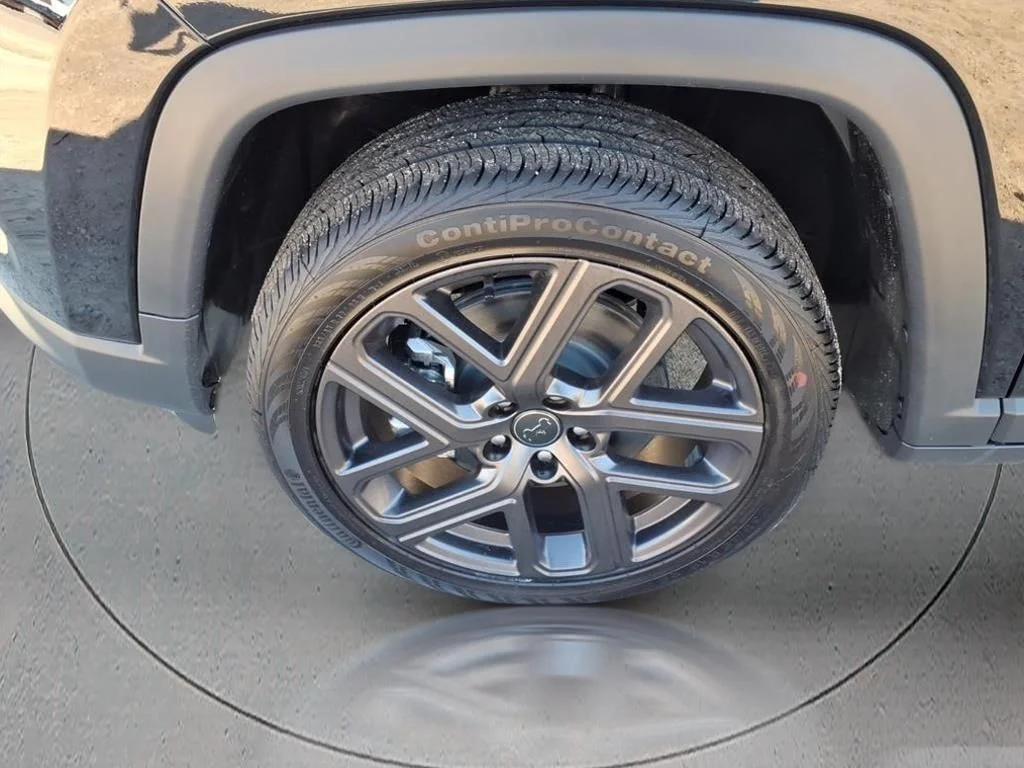 New 2026 Diamond Black Crystal Pearl-Coat Exterior Paint Jeep Latitude image 4