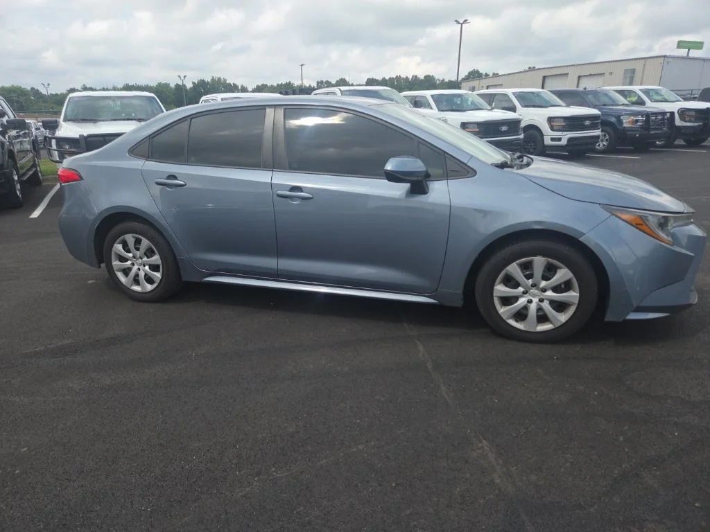 Certified Used 2020  Toyota LE image 10