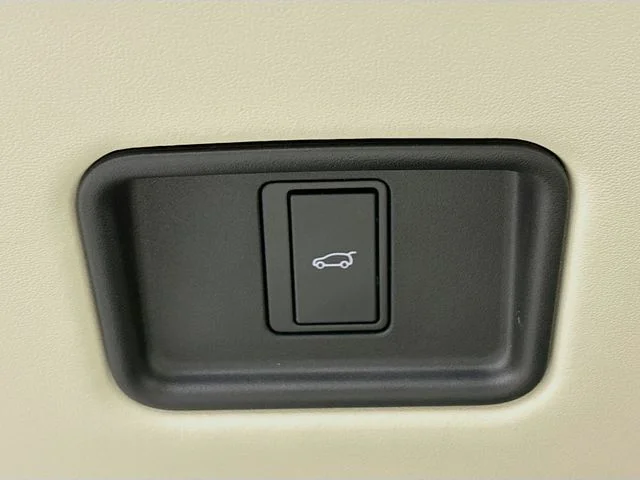 Used 2025 White Land Rover Autobiography image 34