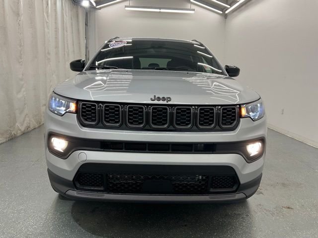 New 2026 Silver Zynith Metallic Clearcoat Jeep Latitude image 3