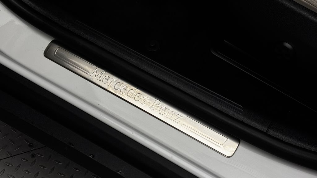 Used 2025 White Mercedes-Benz GLC 300 image 25
