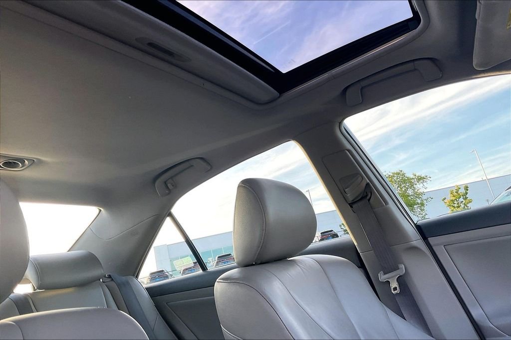 Used 2007 White Toyota Base image 20
