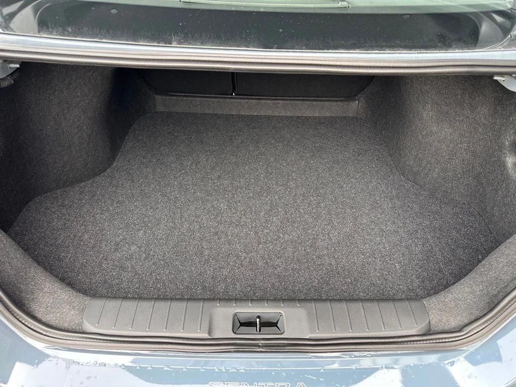 New 2025 Two-tone Atlantic Gray Metallic / Super Black Nissan SR image 15