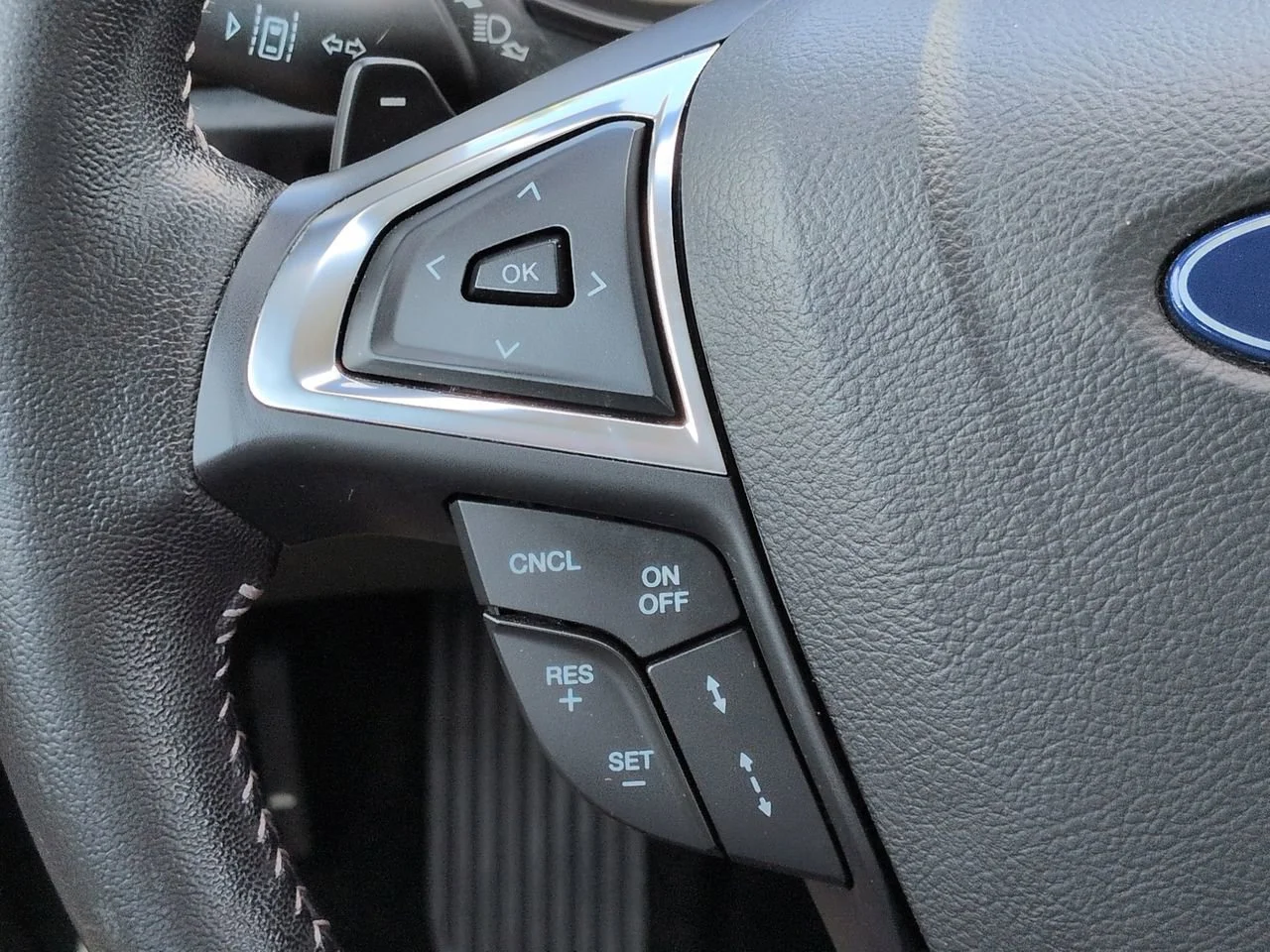 Used 2019 Oxford White Ford SE image 25