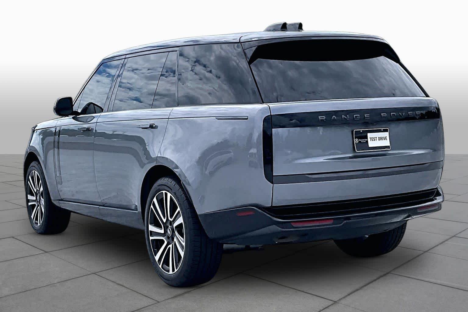 Used 2025 Charente Grey Premium Metallic Land Rover SE image 11