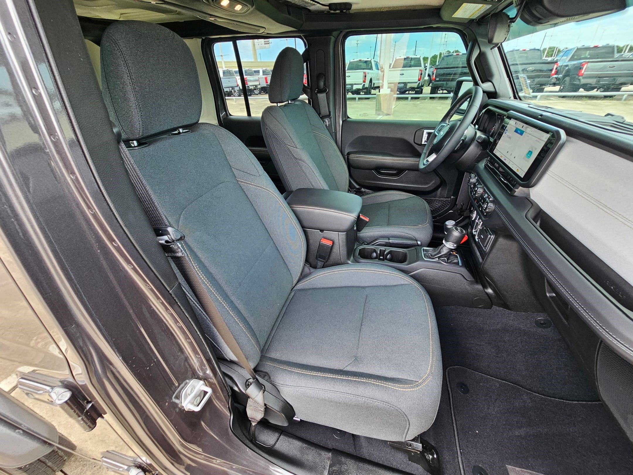 Used 2025 Granite Crystal Clearcoat Metallic Jeep Sahara image 28