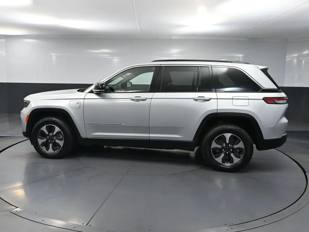 Used 2024 Silver Jeep 4xe image 9