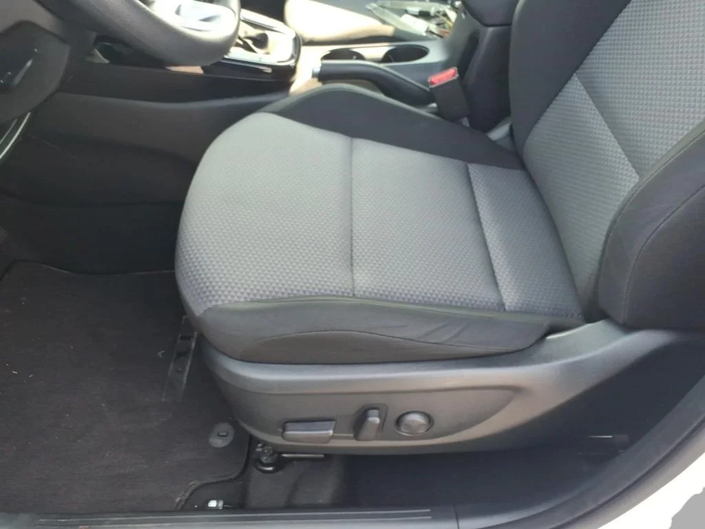 Used 2023 White Kia S image 15