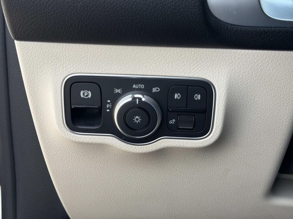 Certified Used 2023 White Mercedes-Benz GLB 250 image 21