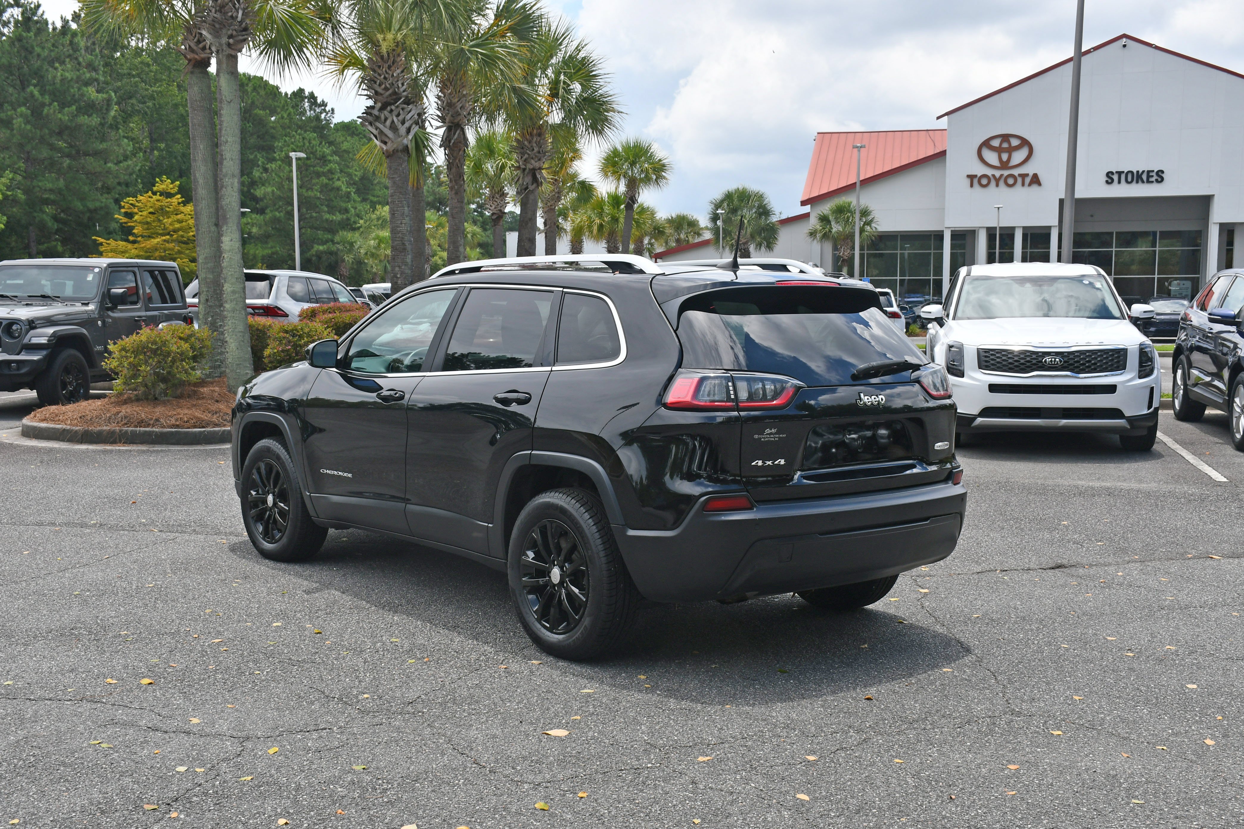 Used 2019 Black Jeep Latitude Plus image 3