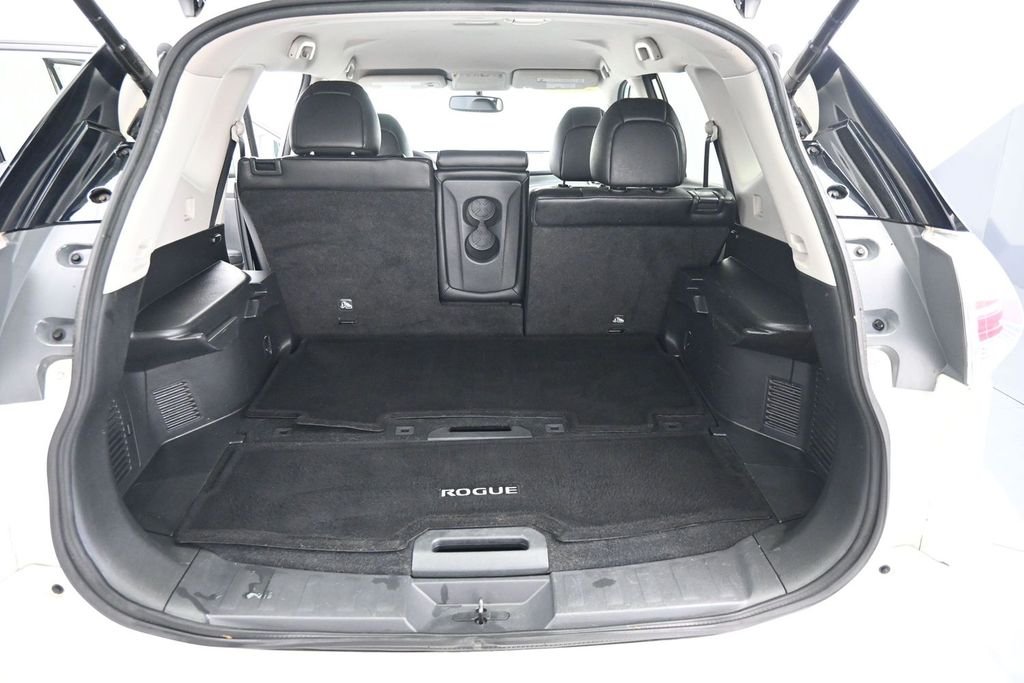 Used 2016 White Nissan SL image 22