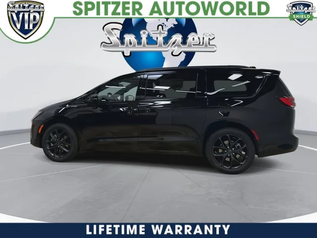 New 2027 Diamond Black Crystal Pearl-Coat Exterior Paint Chrysler Limited image 7