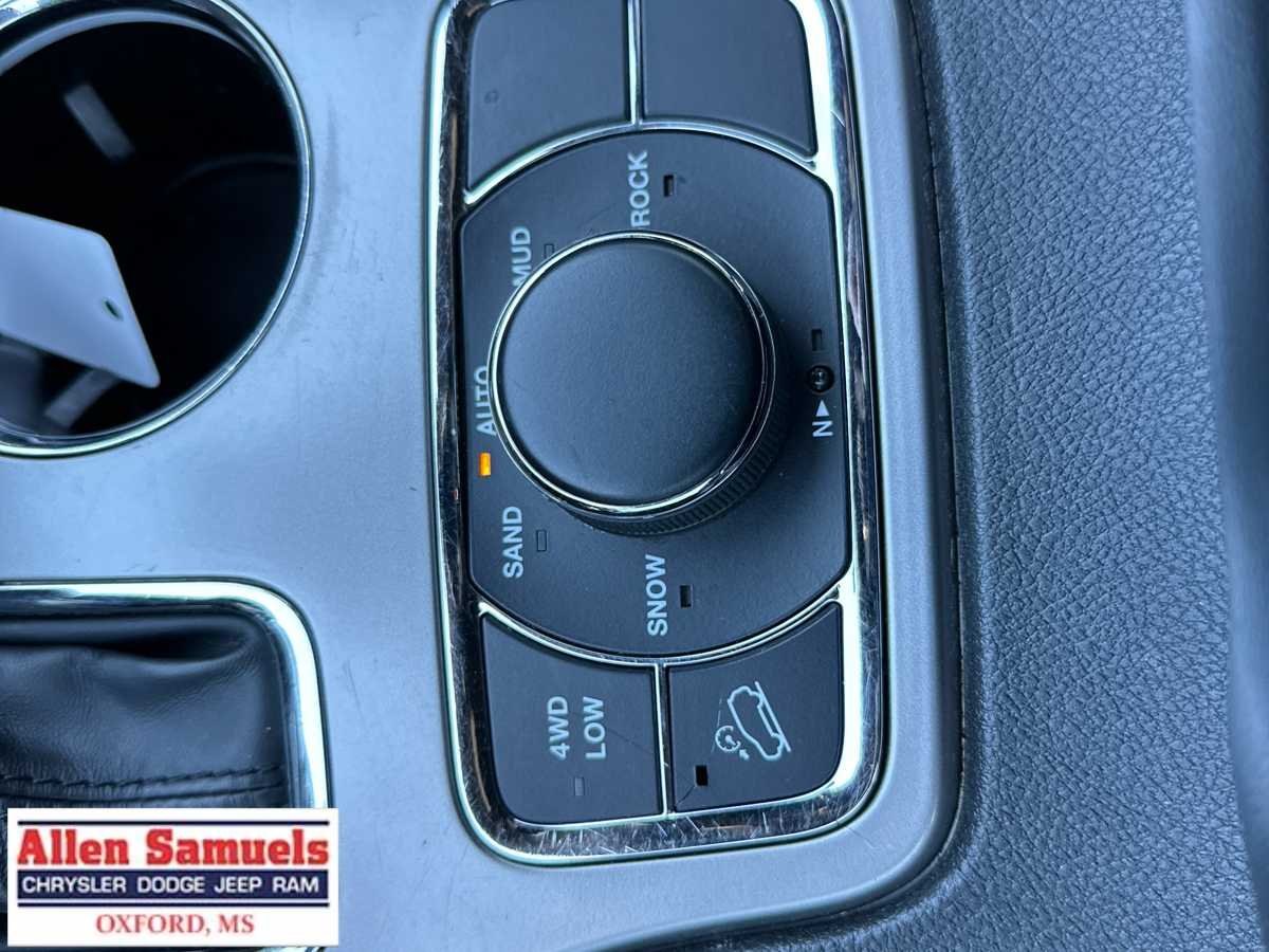 Used 2022 Bright White Clearcoat Jeep Limited image 31