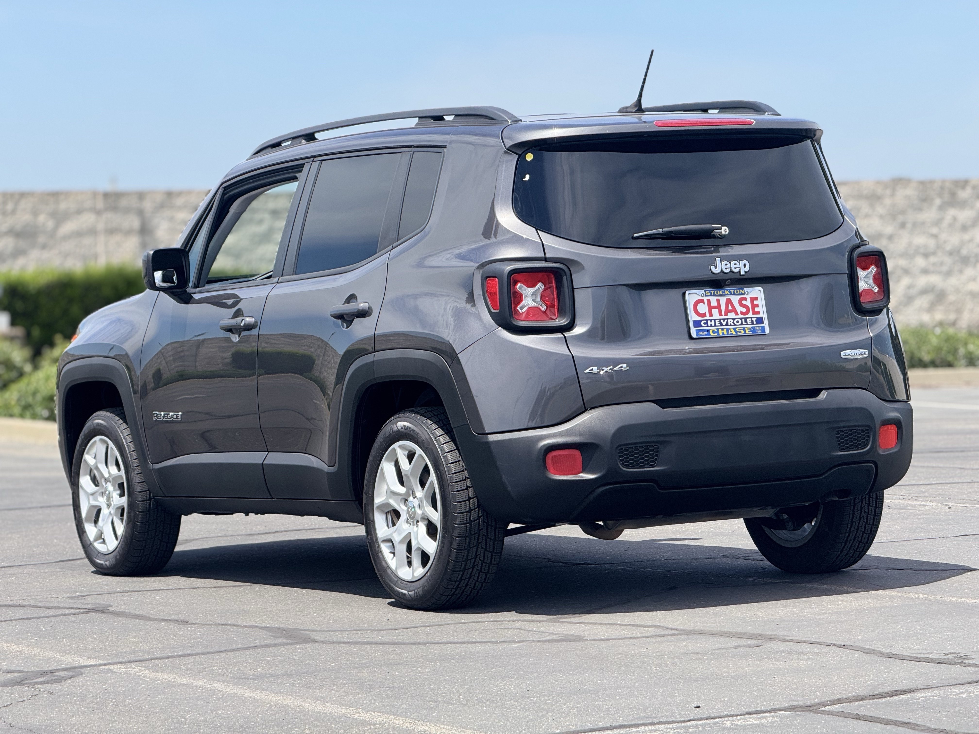 Used 2017 Gray Jeep Latitude 4x4 image 5