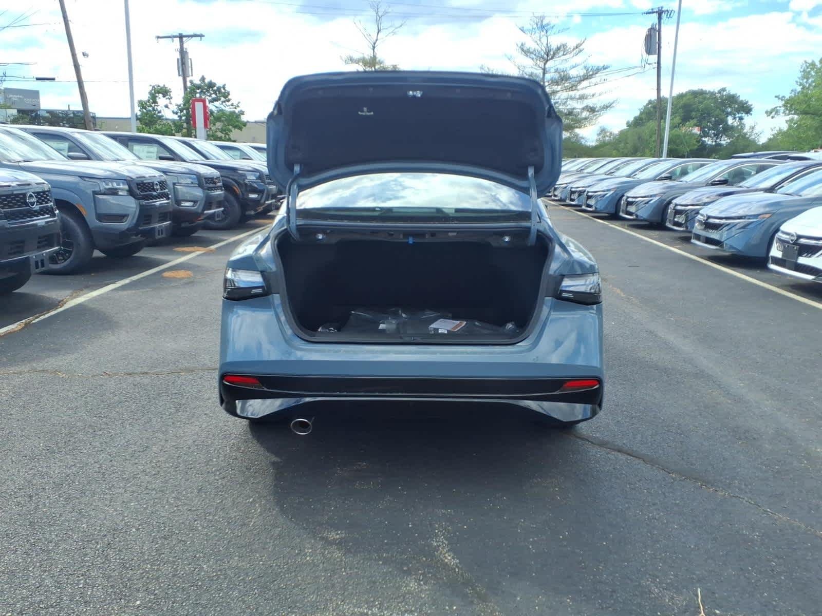 New 2026 Atlantic Gray Metallic/Super Black Nissan SR image 6