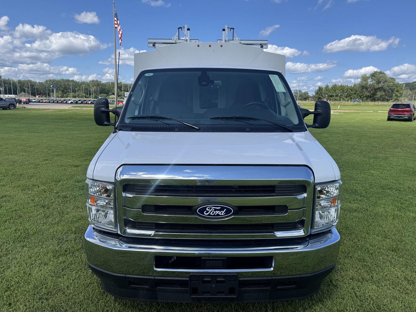 New 2027 Oxford White Ford E-350 SRW image 9