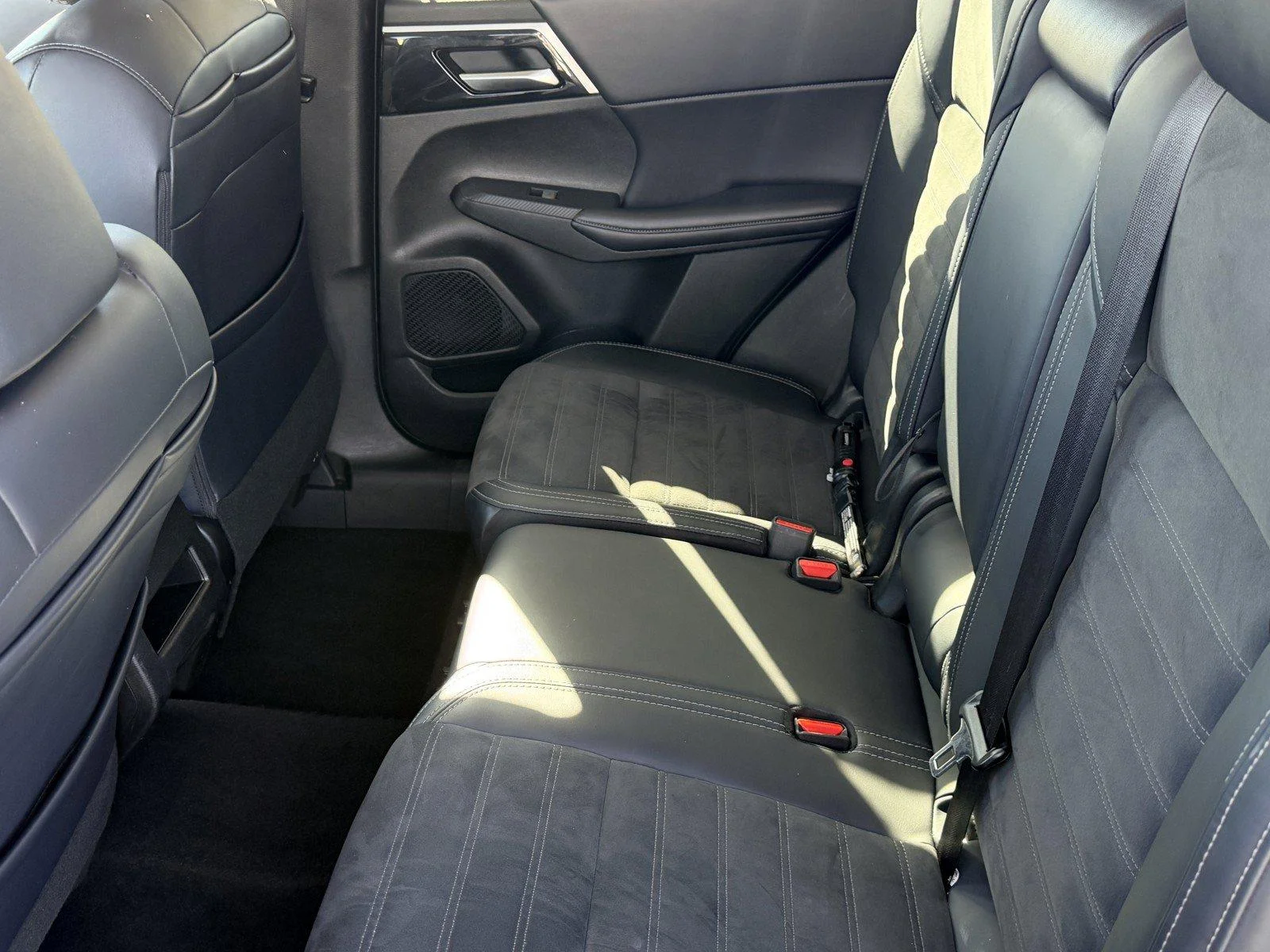 Used 2024  Mitsubishi SE image 13