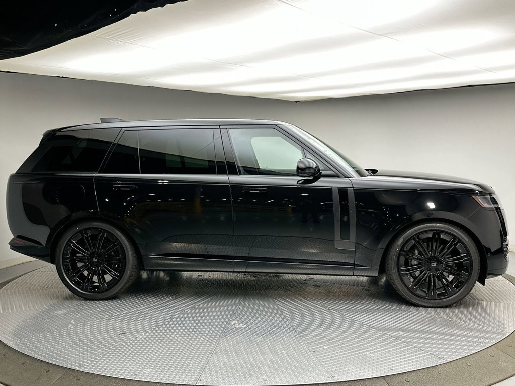 New 2027 Santorini Black Land Rover SE image 4