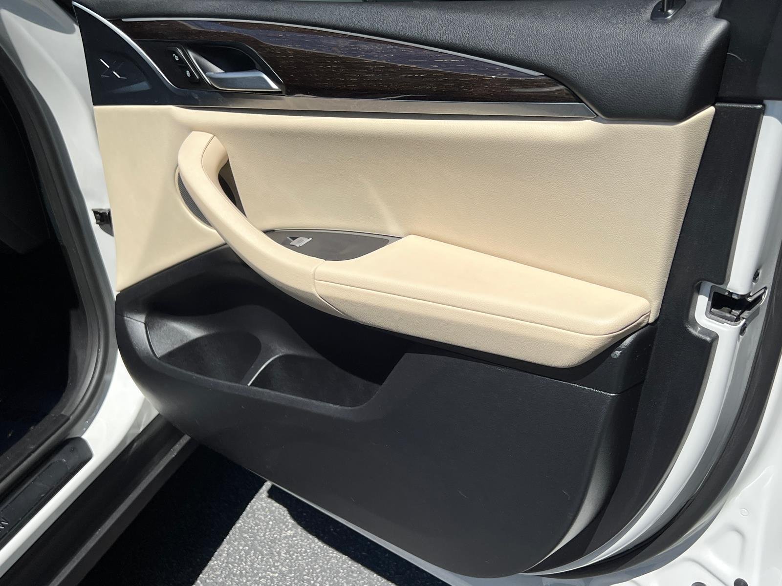 Used 2025 Mineral White Metallic BMW xDrive30i image 14