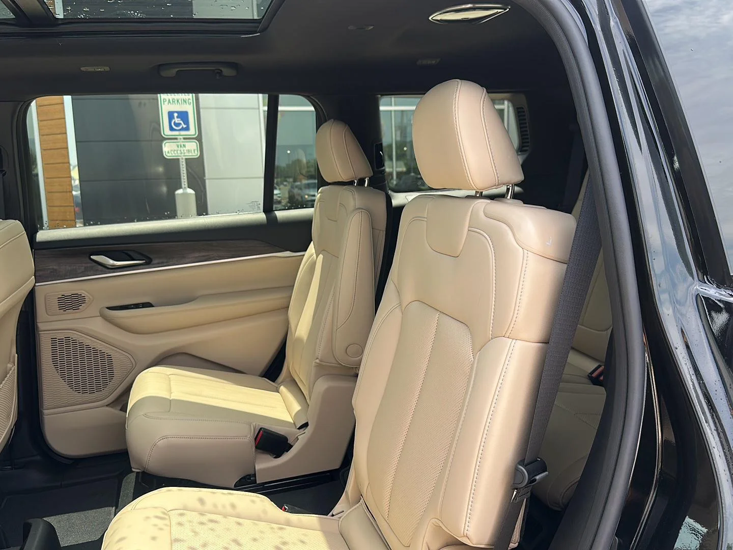 New 2026 Diamond Black Crystal Pearlcoat Jeep Limited image 37