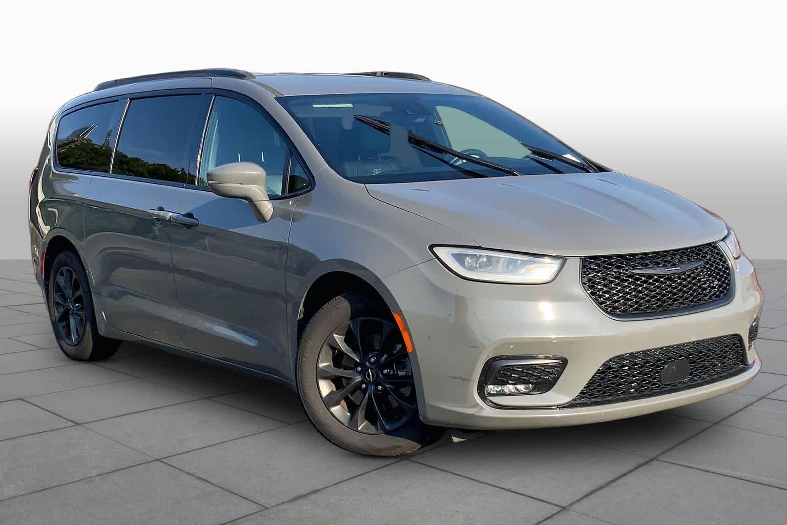 Used 2021 Ceramic Gray Clearcoat Chrysler Touring L image 3
