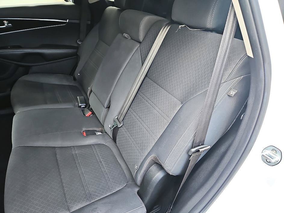 Used 2018 Snow White Pearl Kia LX V6 image 19